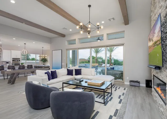 Mountain Views, Luxury, Heated Pool, Putting Villa