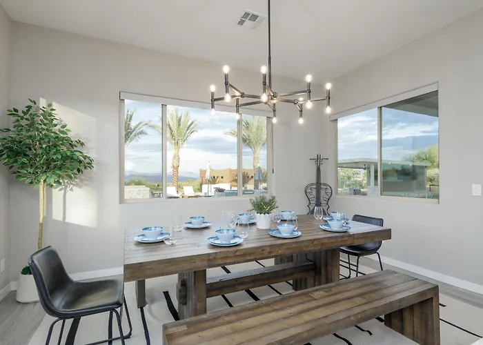 Mountain Views, Luxury, Heated Pool, Putting Villa *