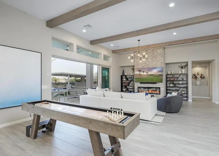 Mountain Views, Luxury, Heated Pool, Putting Villa
