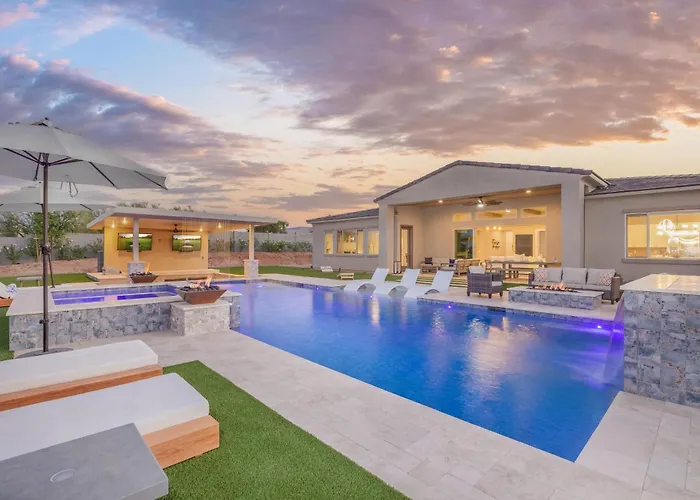 Mountain Views, Luxury, Heated Pool, Putting Villa *