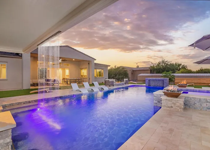 Mountain Views, Luxury, Heated Pool, Putting Villa *