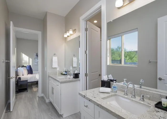Mountain Views, Luxury, Heated Pool, Putting Villa
