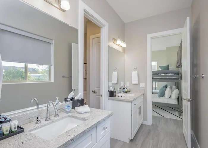 Villa Mountain Views, Luxury, Heated Pool, Putting *