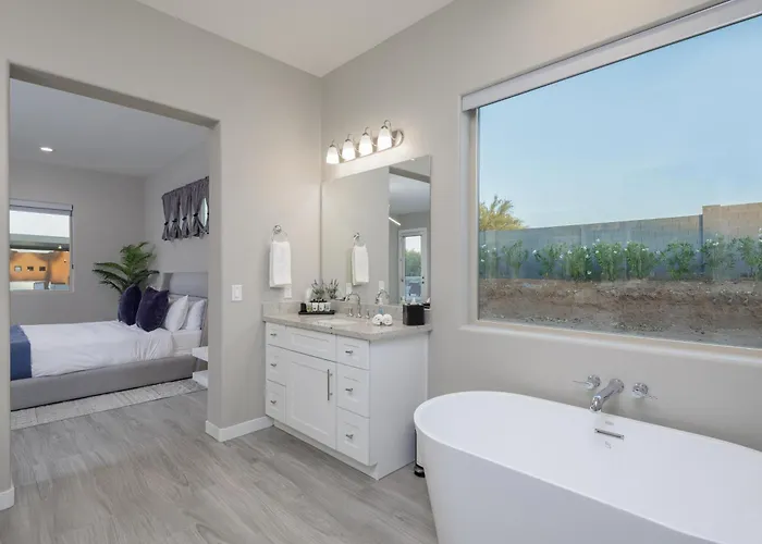 Mountain Views, Luxury, Heated Pool, Putting Villa Rio Verde