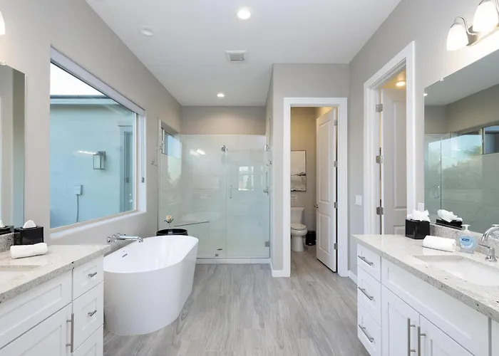 Mountain Views, Luxury, Heated Pool, Putting Villa *