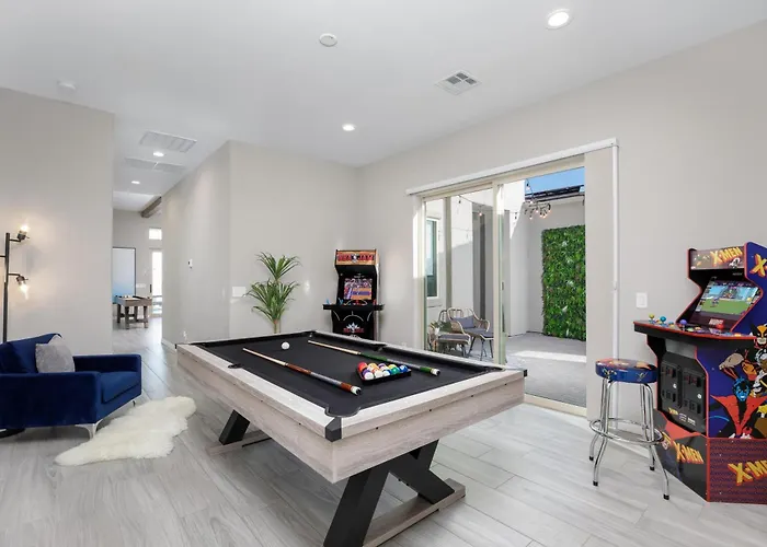 Mountain Views, Luxury, Heated Pool, Putting Villa