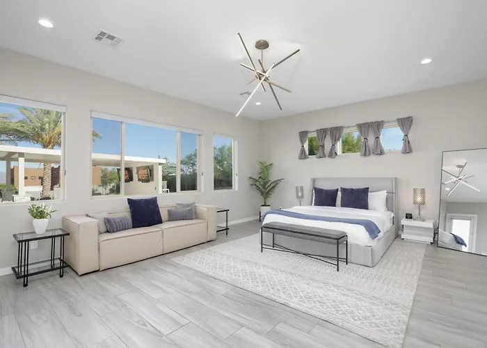 Villa Mountain Views, Luxury, Heated Pool, Putting