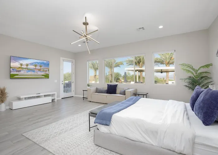 Villa Mountain Views, Luxury, Heated Pool, Putting *