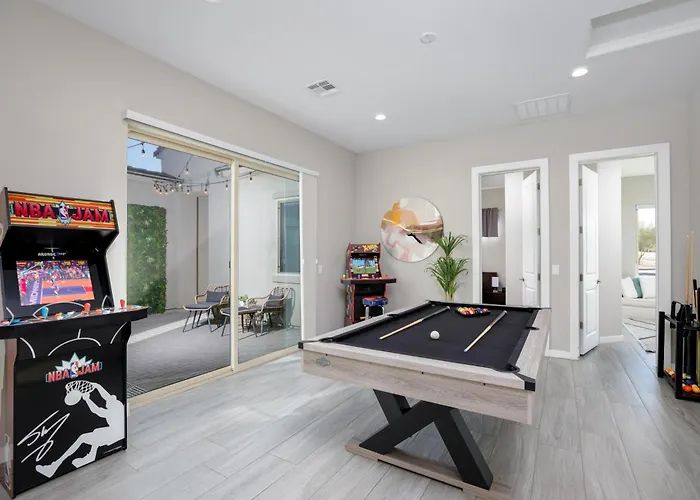 Mountain Views, Luxury, Heated Pool, Putting *